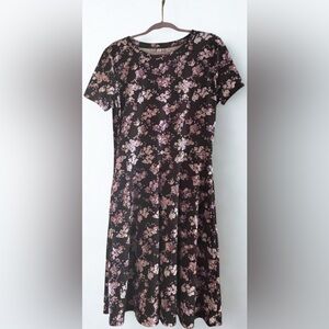 Chic Floral Print Swing Dress with Pockets